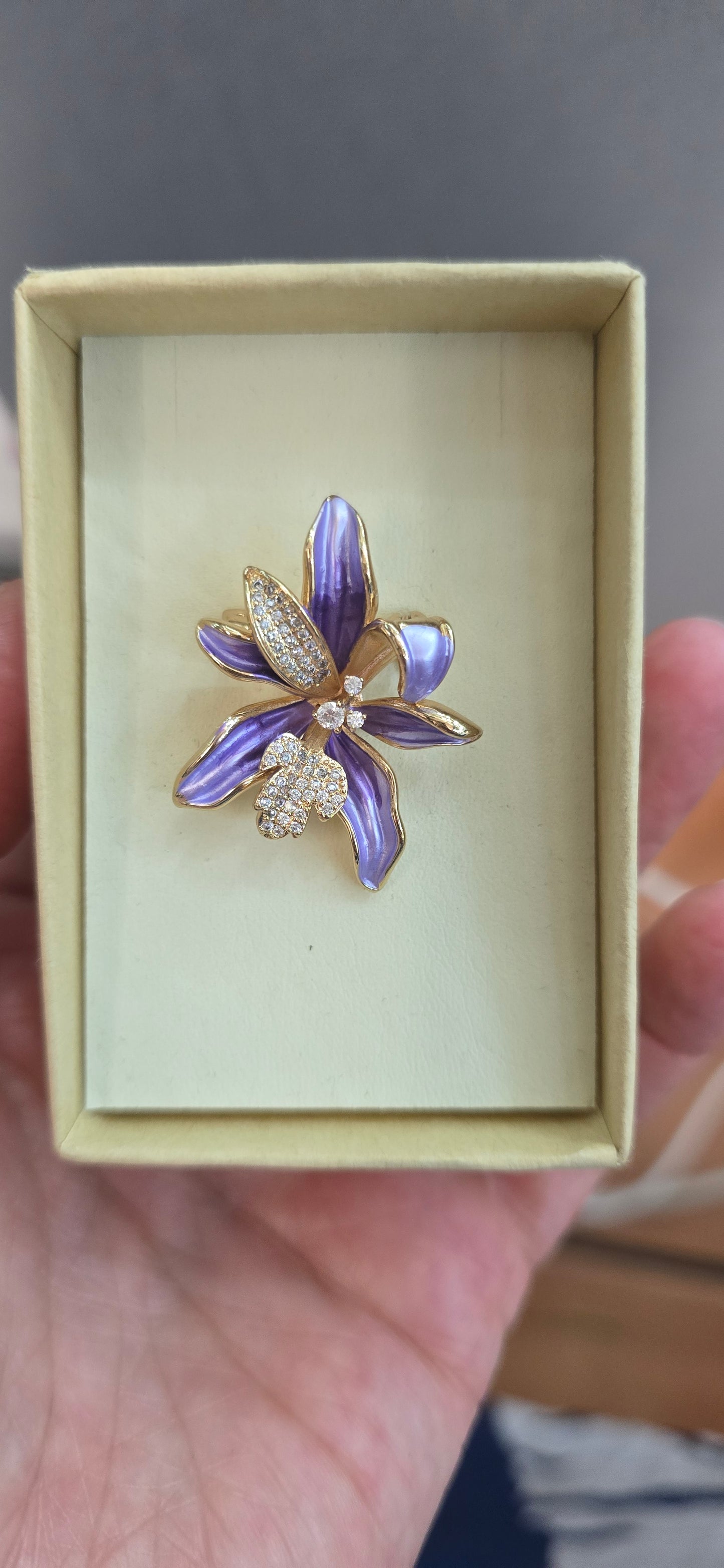 Brooch purple Lilly